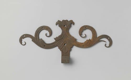 Hengsel van vertind ijzer met bladmotieven by anonymous