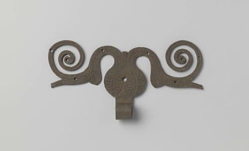 Hengsel van vertind ijzer met rankmotieven by anonymous