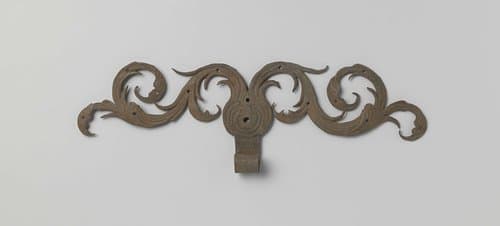 Hengsel van vertind ijzer met bladmotieven by anonymous