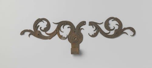 Hengsel van vertind ijzer met bladmotieven by anonymous