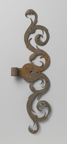 Hengsel van vertind ijzer met bladmotieven by anonymous