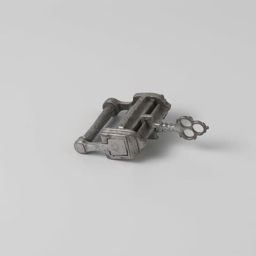 Een langwerpige hangslot met sleutel by Unknown Artist