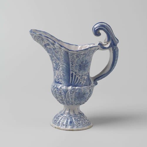Kan op bolle, ingesnoerde voet, met lange schenklip en beschilderd in blauw by anonymous