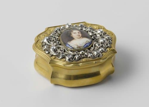 Snuffbox with a breast ornament with a portrait of Queen Mary by Henri La Pierre