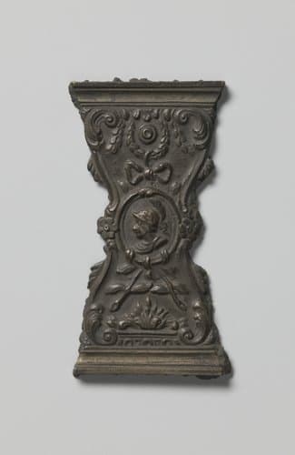 Model voor een beugel van een boekslot met een medaillon met Minervakop by anonymous