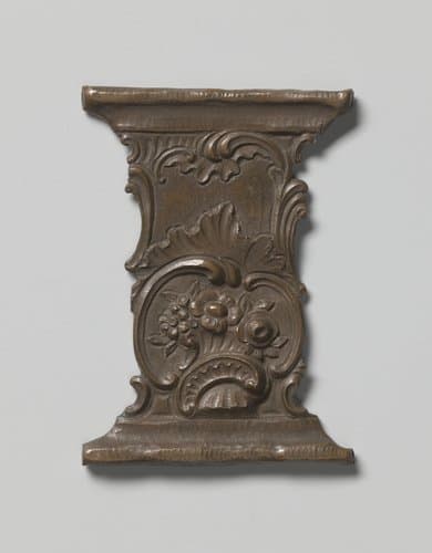Model voor een beugel van een boekslot met rococo-ornament waarin bloemen zijn opgenomen by anonymous