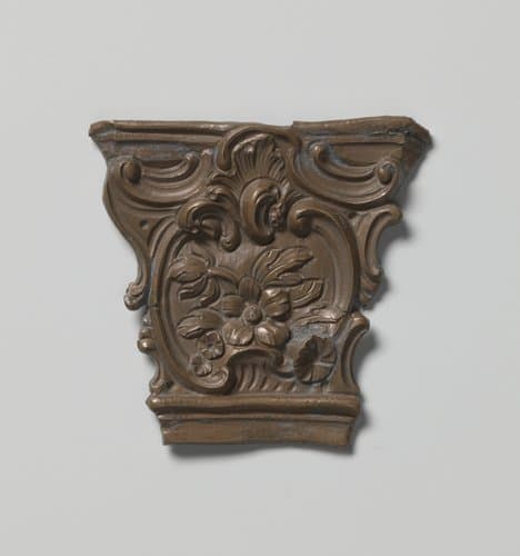 Model voor een klamp van een boekslot in de vorm van een kapiteel  met bloemmotieven by anonymous