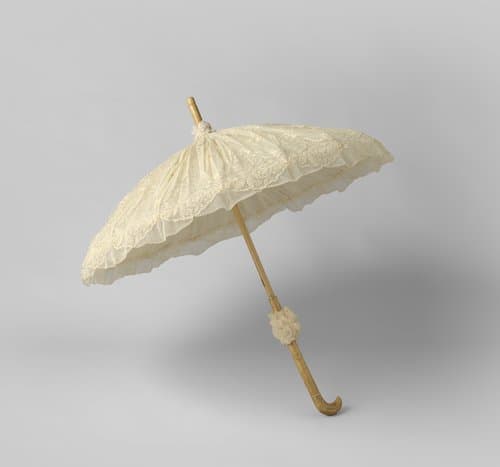 Parasol met dek van crèmekleurige getamboereerde tule en machinale kant op een stok houten stok met een handvat van gevlekt hout by anonymous