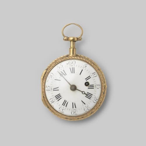 Horloge met een geëmailleerde voorstelling van een vrouw bij een fontein met een vliegende Amor by anonymous