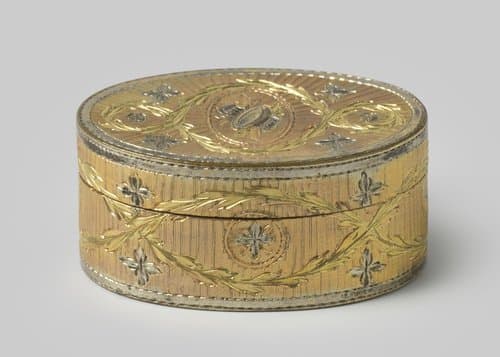 Ovale snuifdoos in drie kleuren goud met gegraveerde versiering in Lodewijk XVI stijl by anonymous