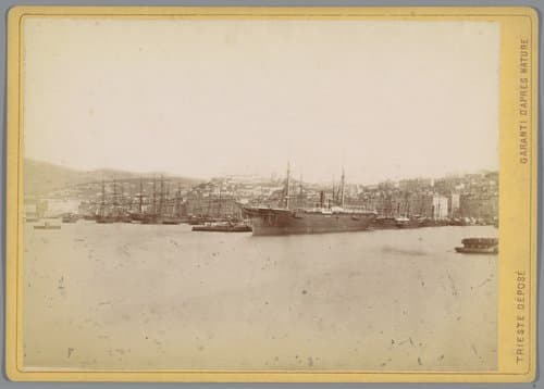 Gezicht op de haven van vermoedelijk Triëst by Giuseppe Wulz