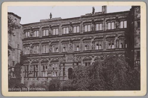 Gezicht op Schloss Ottheinrichsbau in Heidelberg by anonymous