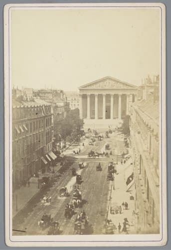Gezicht op de Rue de Royale en de Madeleine te Parijs by anonymous