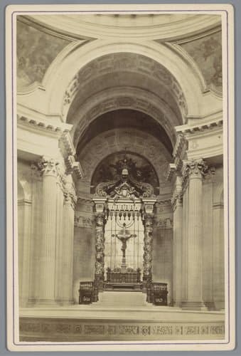 Interieur van de kapel in het Hôtel des Invalides te Parijs by anonymous
