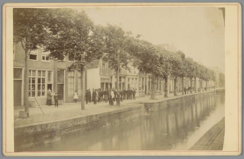 Gezicht op de westzijde van de Haven te Schoonhoven by Lodewijk Hendrikus Serré