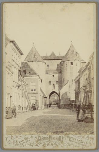 Lievevrouwepoort te Bergen op Zoom, gezien vanuit de Rijkebuurtstraat, met links het atelier van de fotograaf