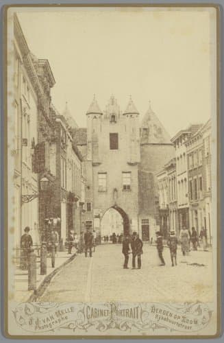 Lievevrouwepoort te Bergen op Zoom, gezien vanuit de Lievevrouwestraat
