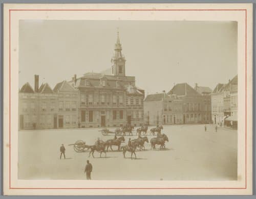 Bereden artillerie op de Grote Markt te Bergen op Zoom by Karel Alexander Enklaar