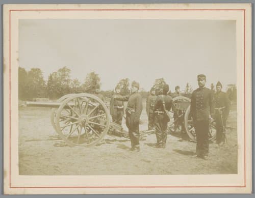 Militairen bij een kanon by Karel Alexander Enklaar