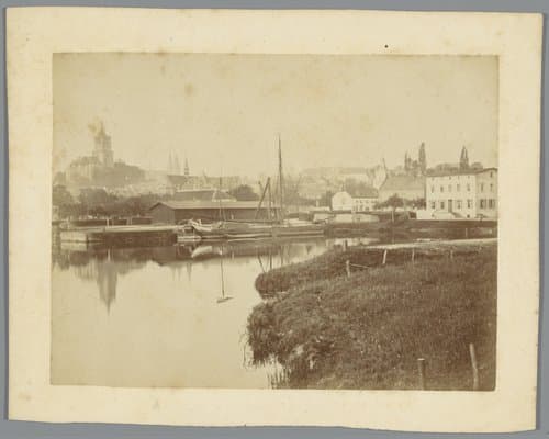 Gezicht op Kleef, met haven op de voorgrond by anonymous