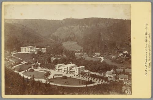 Gezicht op Bad Harzburg met het Kurhaus en Hotel Harzburg by E. Rose