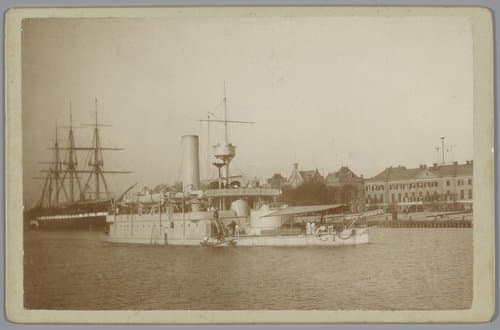 Monitor Hr. Ms. Reinier Claeszen in de haven van Den Helder by anonymous