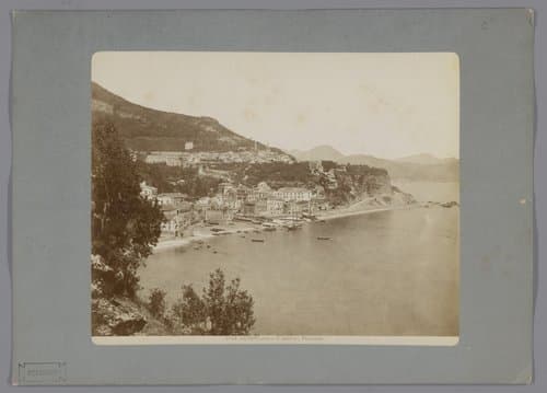 Gezicht op Vietri aan de Golf van Salerno by Giacomo Brogi