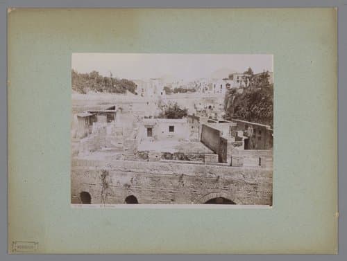 Gezicht op ruïnes te Herculaneum by Giorgio Sommer