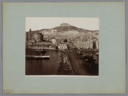 Gezicht op de Strada del Molo en de Sant'Elmo te Napels by Giorgio Sommer
