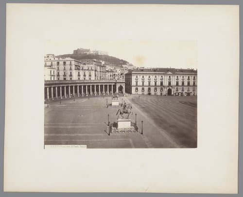 Gezicht op het Piazza del Plebiscito met het Largo Palazzo en de ruiterstandbeelden van Ferdinand I en Karel III van Spanje te Napels by Giorgio Sommer