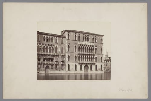 Gezicht op het Palazzo Foscari te Venetië, Italië by Giorgio Sommer