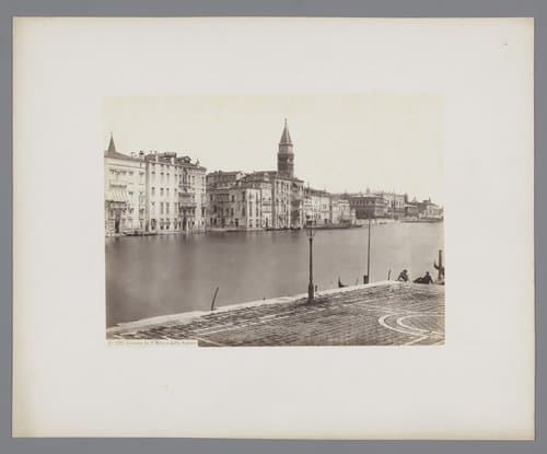Gezicht op het Canal Grande en de Sante Maria della Salute te Venetië by Giorgio Sommer
