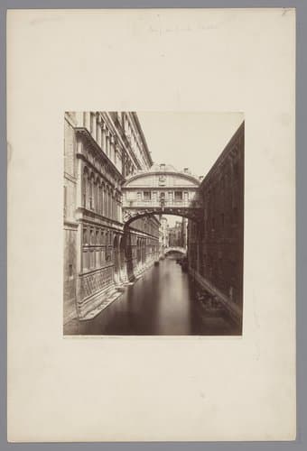 Gezicht op de Brug der Zuchten te Venetië by Giorgio Sommer