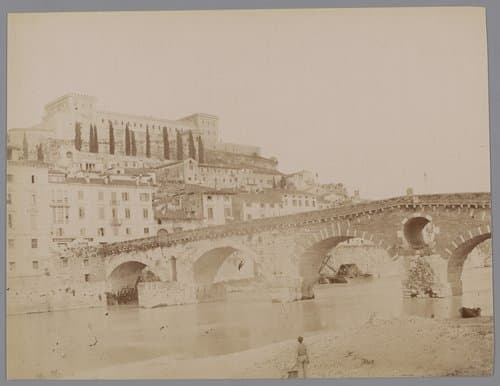 Gezicht op de Ponte Pietra te Verona by anonymous