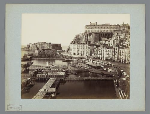 Gezicht op de haven van Napels met rechts de Via Santa Lucia en op de achtergrond het Castel dell'Ovo en de Monte Echia, Italië by anonymous