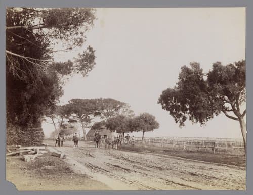 Ruiters en wandelaars op een zandpad by anonymous