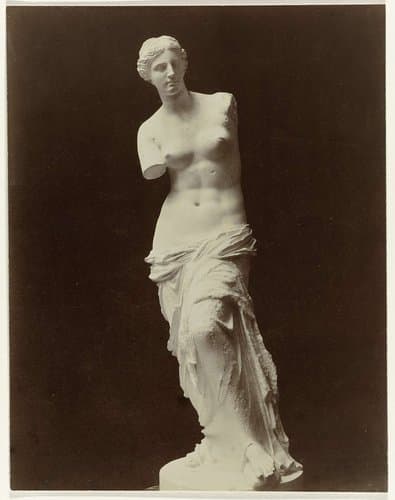 Sculptuur van de Venus van Milo in het Louvre te Parijs by anonymous