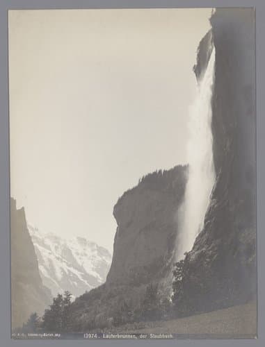Gezicht op de Staubbachwaterval bij Lauterbrunnen by Gebrüder Wehrli