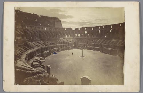 Interieur van het Colosseum in Rome in avondlicht, Italië