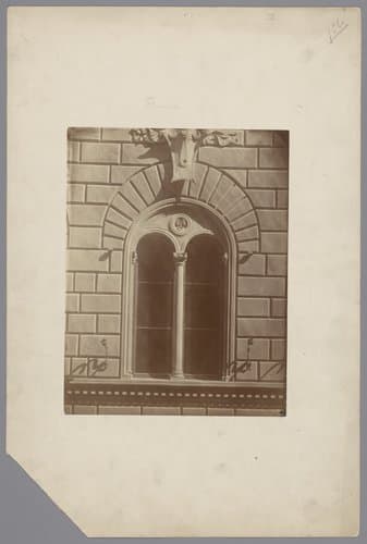 Venster van een gebouw by Paolo Lombardi