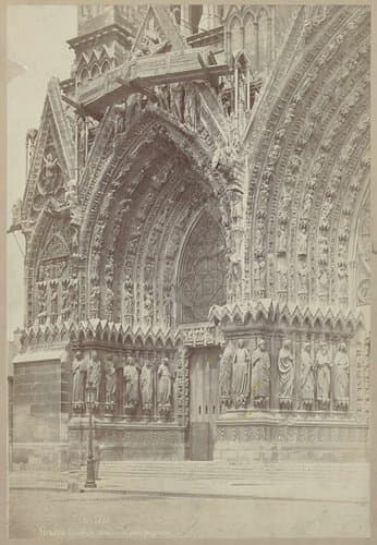 Linkerdeur van het westportaal van de kathedraal te Reims by Paul Robert