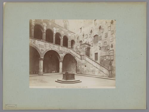 Binnenplaats van het Palazzo del Podestà te Florence by Giacomo Brogi