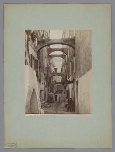 Straatgezicht met enkele mensen in San Remo, Italië