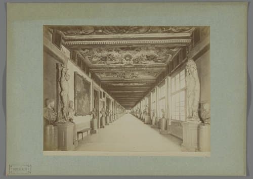 Galerij in de Galleria degli Uffizi te Florence, Italië by Fratelli Alinari
