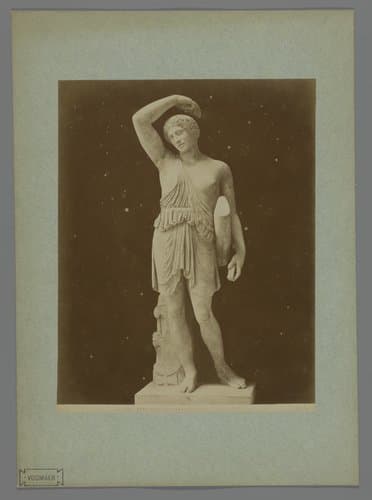 Sculptuur van een amazone in de Vaticaanse Musea by Fratelli Alinari