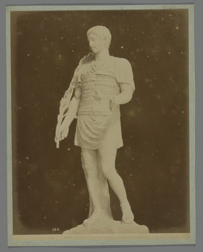 Sculptuur van een auriga of wagenmenner in de Vaticaanse Musea, Italië by Fratelli Alinari