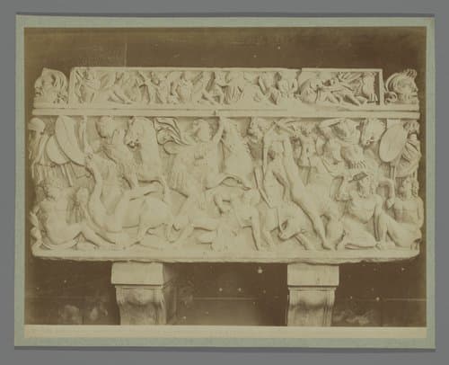 Sarcofaag met voorstelling van gevecht tussen Romeinen en Galliërs in de Capitolijnse Musea te Rome, Italië by Fratelli Alinari
