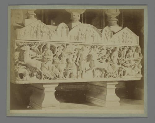 Sarcofaag met voorstelling van Diana en Endymon in de Capitolijnse Musea te Rome, Italië by Fratelli Alinari