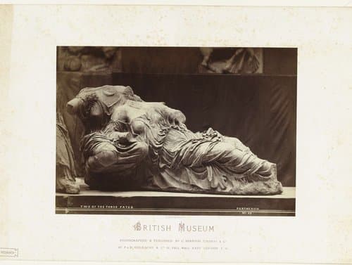 Sculptuur van twee schikgodinnen van het Parthenon by Caldesi & Co. Bernieri