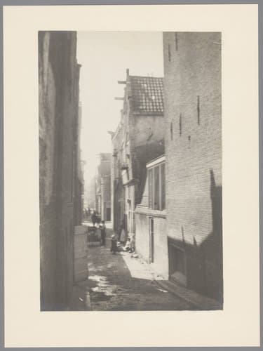 Gezicht in de Baanbrugsteeg in Amsterdam by George Hendrik Breitner